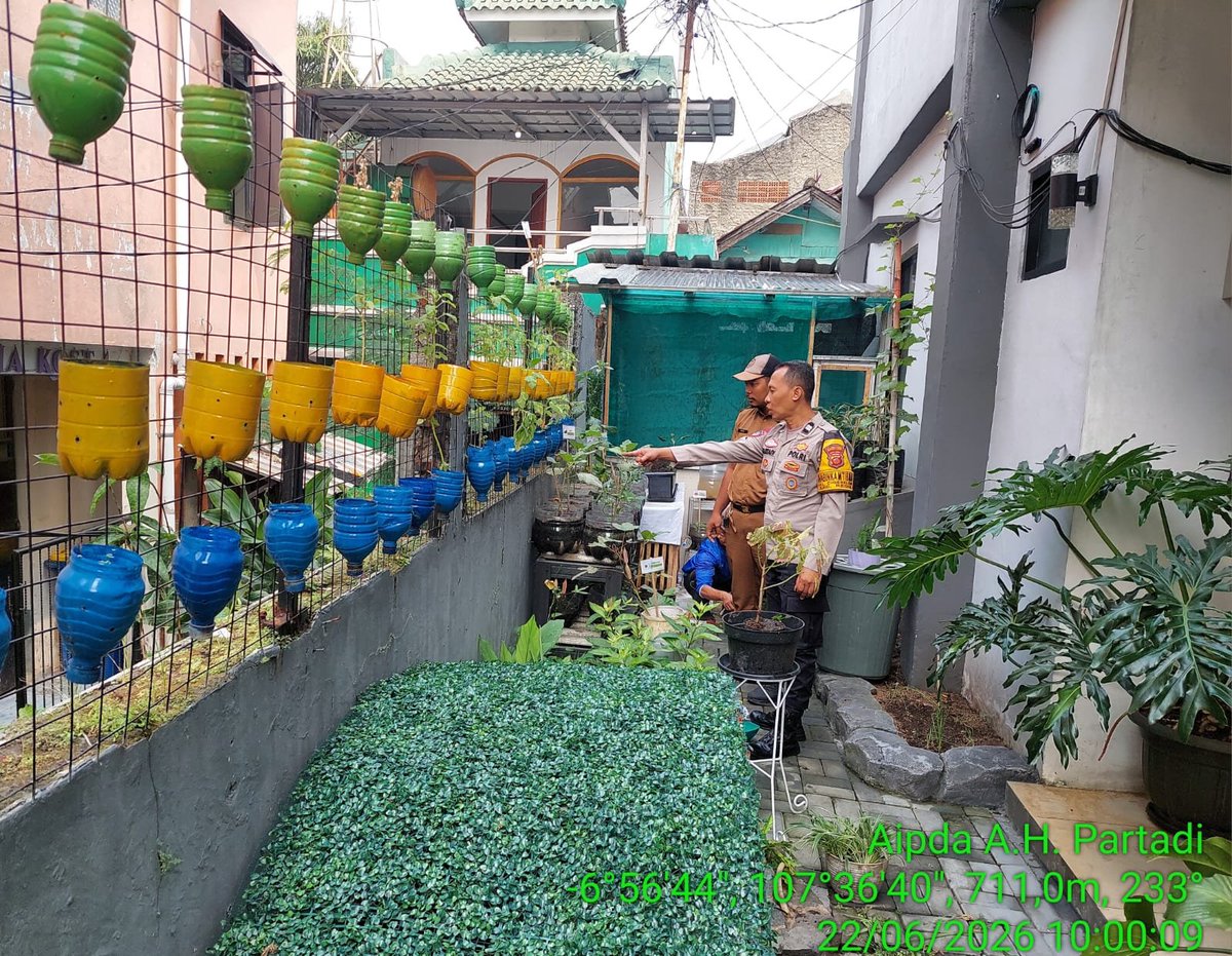 humasbubat's tweet photo. *Bandung, 24 April 2026* – Komitmen Polri mendukung ketahanan pangan terus digencarkan hingga tingkat kelurahan. Bhabinkamtibmas Kel. Mekarwangi Polsek Bojongloa Kidul
#SwasembadaPanganBiroSdmPoldaJabar
#KetahananPanganPolrestabesBandung
#SatreskrimPolrestabesBandung https://t.co/rlgoe5zJQN
