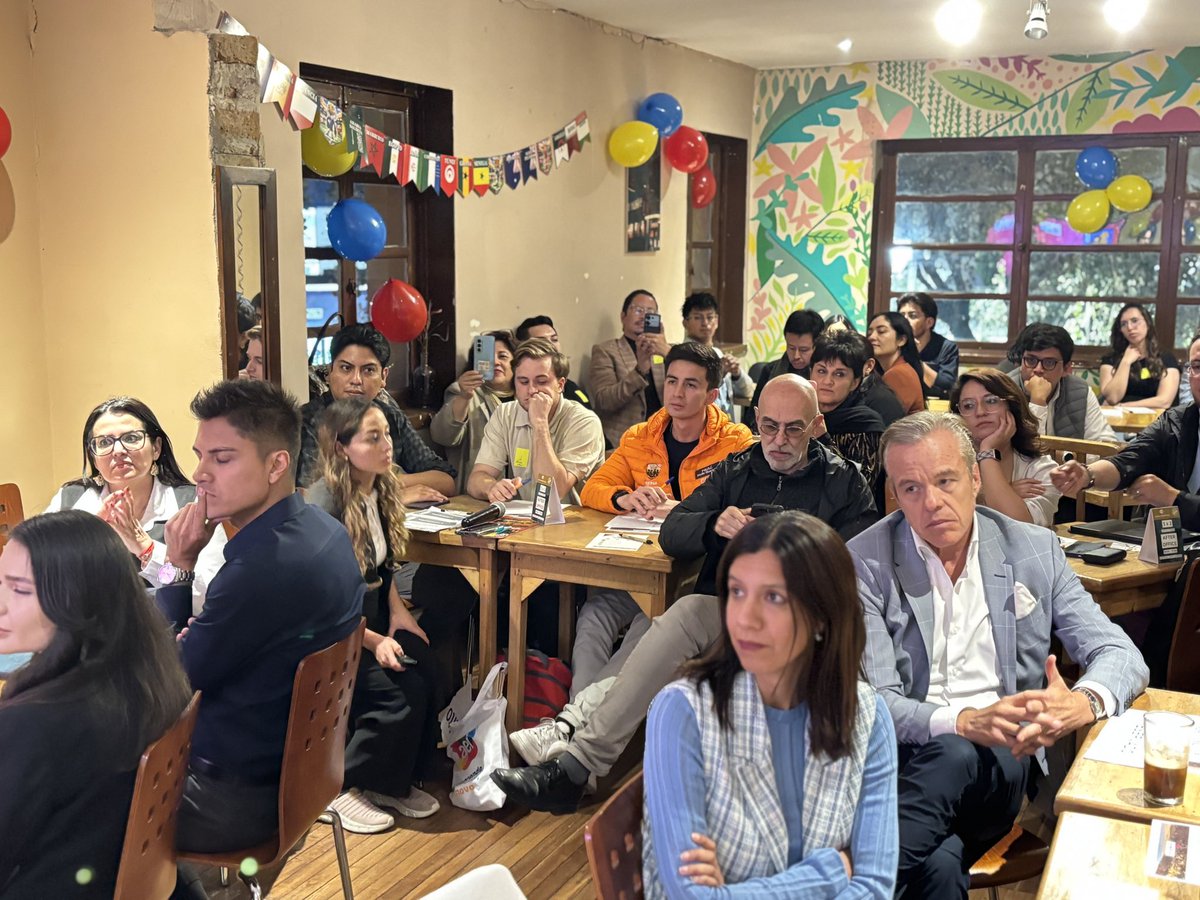 ConquitoUIO's tweet photo. 🚀 #BuenasNoticias | ¡La innovación también se juega en la cancha! ⚽🏅

Realizamos nuestro segundo #InnovaNites del año junto a la @aeiecuador en El Cafecito. Con +50 asistentes, compartimos experiencias sobre innovación deportiva y una jornada de networking. 🤝✨ 

#QuitoRenace https://t.co/aloUPipdjZ