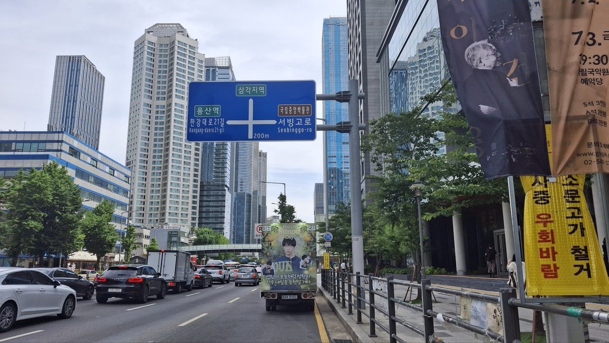 kimsunoolab's tweet photo. SUNOO's truck ad is now in front of HYBE Building! 💚🤍

SUNOO OUR BRIGHTEST HUE
#JunePaintedBySUNOO
#챱챱_떠눙이_생일축하하쟈_챱챱
#엔하이픈_선우 #SUNOO
@ENHYPEN_members @ENHYPEN https://t.co/Ln2rvQ9Cct