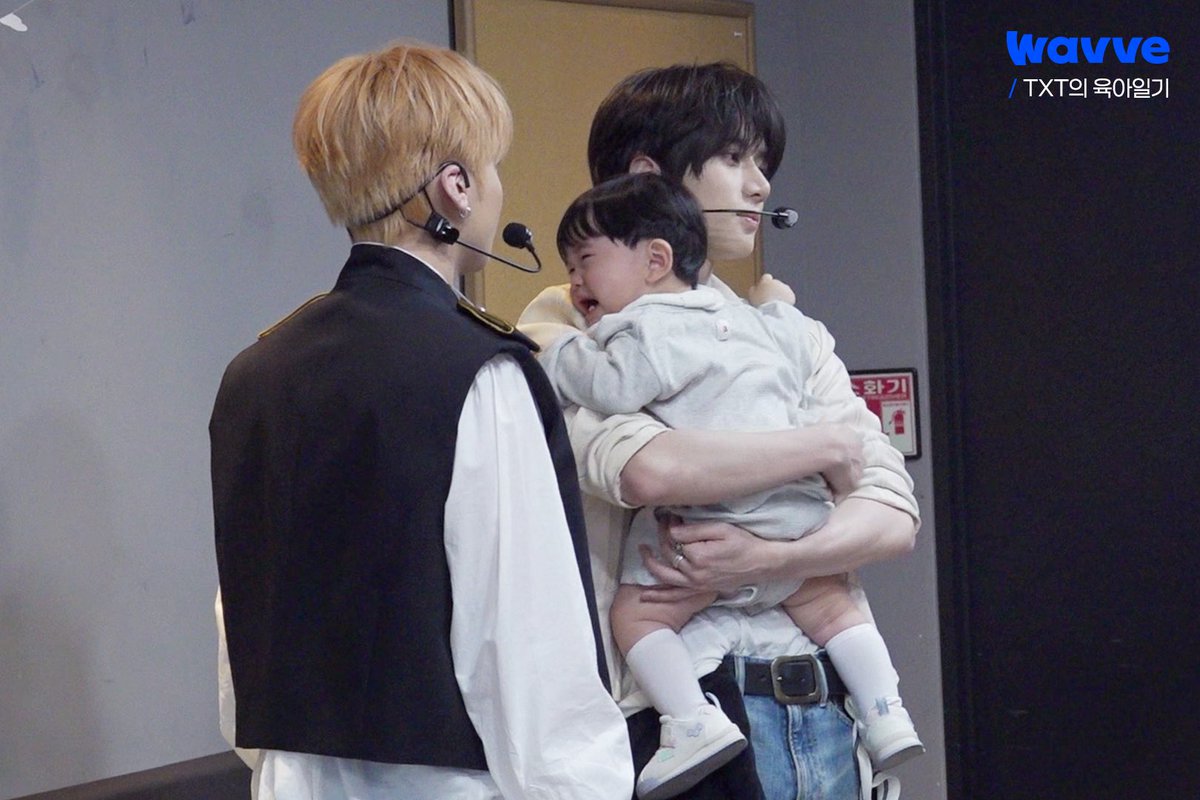 Bxmgui's tweet photo. น้องบอมอุ้มยูจุนละดูตัวเล็ก ๆ มากอะ https://t.co/tnVBqDdmzM