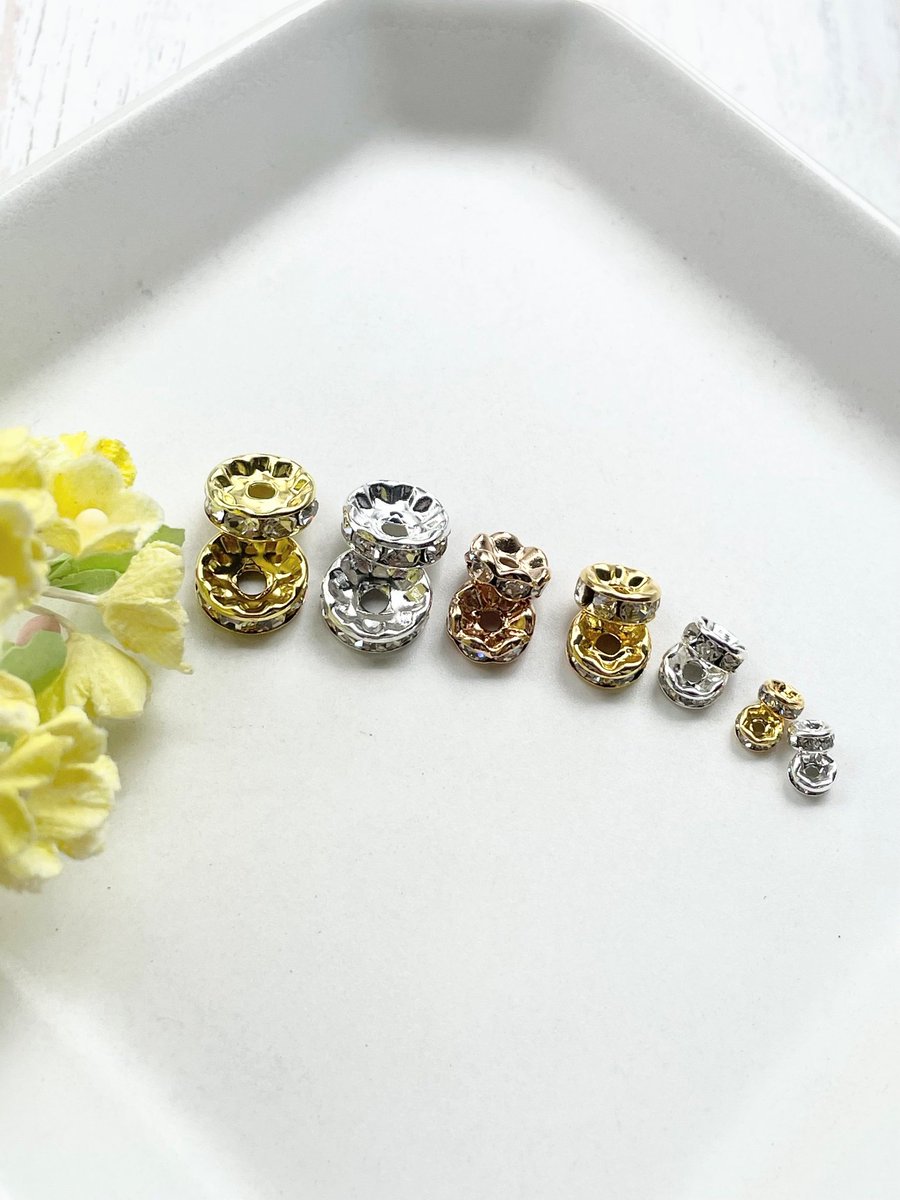 BeadspartsK's tweet photo. Beads&amp;Parts大阪店です！

本日はロンデルパーツをご紹介✨

ビーズ同士の間に挟んで使えるアイテム😊

デザインに輝きやアクセントを加えて
ブレスレットにいかがでしょうか💓

10ヶ入税込110円～165円 https://t.co/KLn1P2vO7w