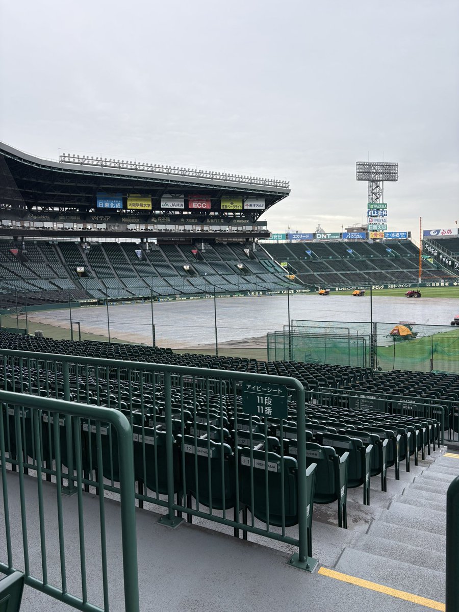 sponichi_endo's tweet photo. 糸原健斗選手は雨を避けてスタンドをジョグしてアップ開始。 https://t.co/qTJQ0MEN0m