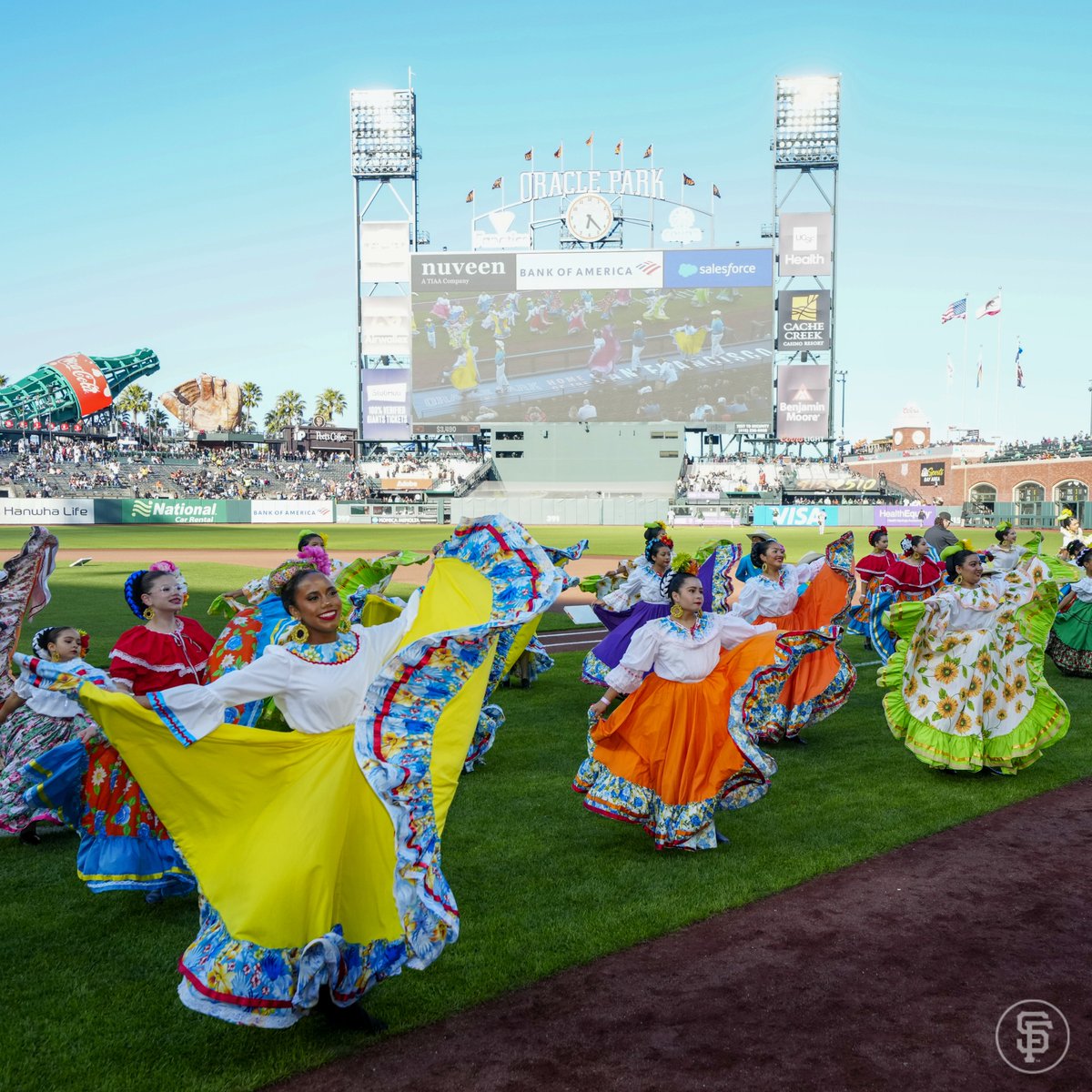 OracleParkSF's tweet photo. El orgullo Mexicano se hizo presente en Oracle Park hoy 🇲🇽 https://t.co/S3mgxKIeIM