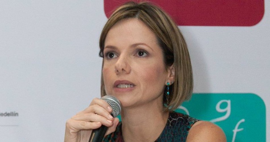 leoendocrino's tweet photo. Señora arrogante.
Y cree que como tiene el poder del micrófono, es intocable. 
Y desaprovechó la oportunidad para mostrar humildad y arrepentimiento

Olvida que no es la dueña del micrófono https://t.co/w7Q5oRuz6F