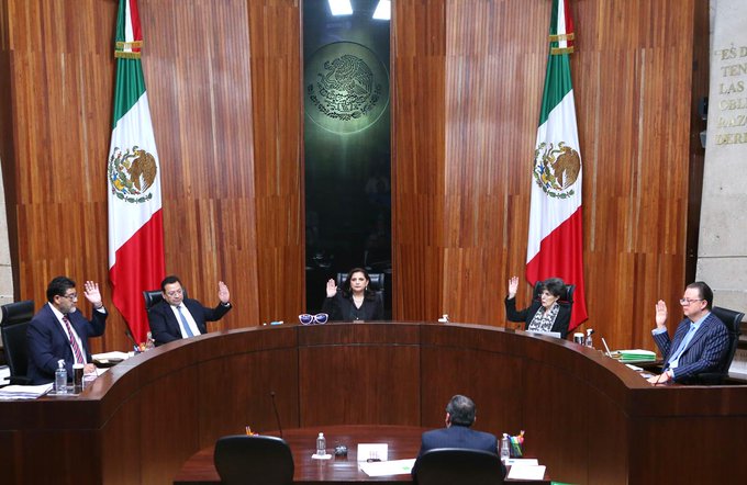 marcatextos's tweet photo. #ULTIMAHORA
¡"Palo" a los órganos electorales de Jalisco!
Por mayoría de votos la Sala Superior del @TEPJF_informa aprobó "tumbar" la exclusividad impuesta por el @iepcjalisco de postular sólo mujeres como candidatas a las alcaldías en ocho municipios, entre ellos Zapopan, y los excesos que imponía el @Triejal_Jalisco en este último municipio.