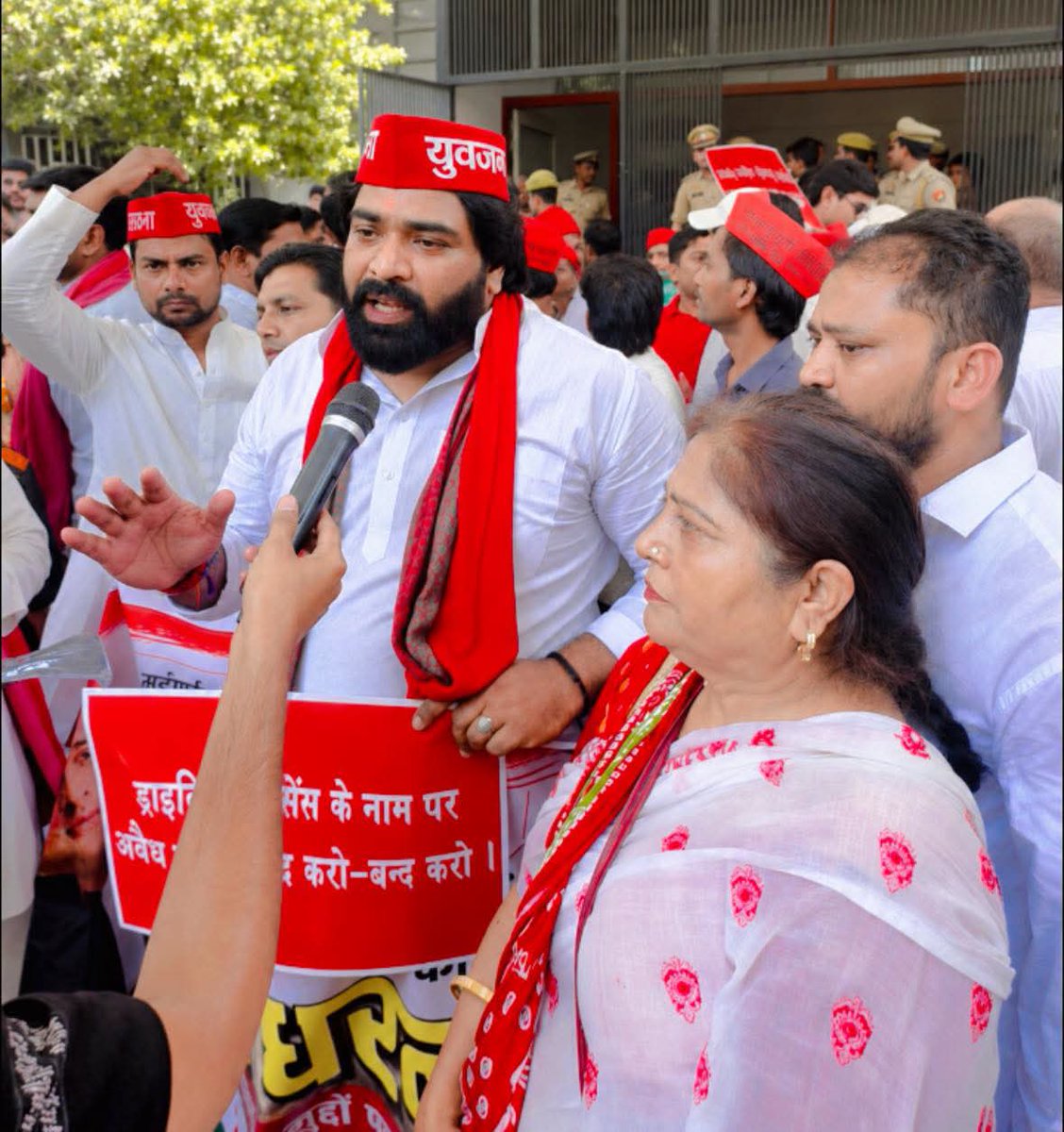 thakurvicky41's tweet photo. गाजियाबाद कलेक्ट्रेट पर बढ़ती महंगाई पेपर लीक फर्जी एनकाउंटर को लेकर धरना प्रदर्शन 

ठाकुर विक्की सिंह महानगर अध्यक्ष समाजवादी युवजन सभा गाजियाबाद 
@yadavakhilesh https://t.co/rvcvTMXAPh