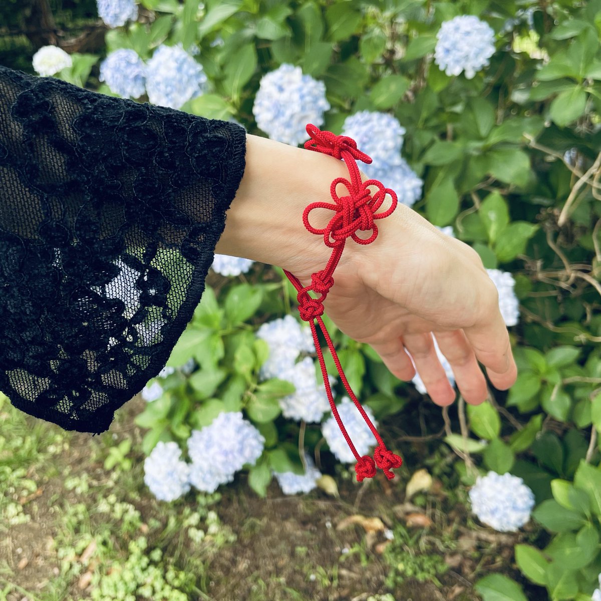 quadritycarmen's tweet photo. この前は臙脂色やったけど、鮮やかな緋色でも編んでみた。硬い紐で編むと、花が緩むし端の紐はピーンって立つね。おまけの写真は𝒮𝓉𝓇𝒶𝓎 𝒦𝒾𝓉𝓉ℯ𝓃 https://t.co/l2UL2yLB66