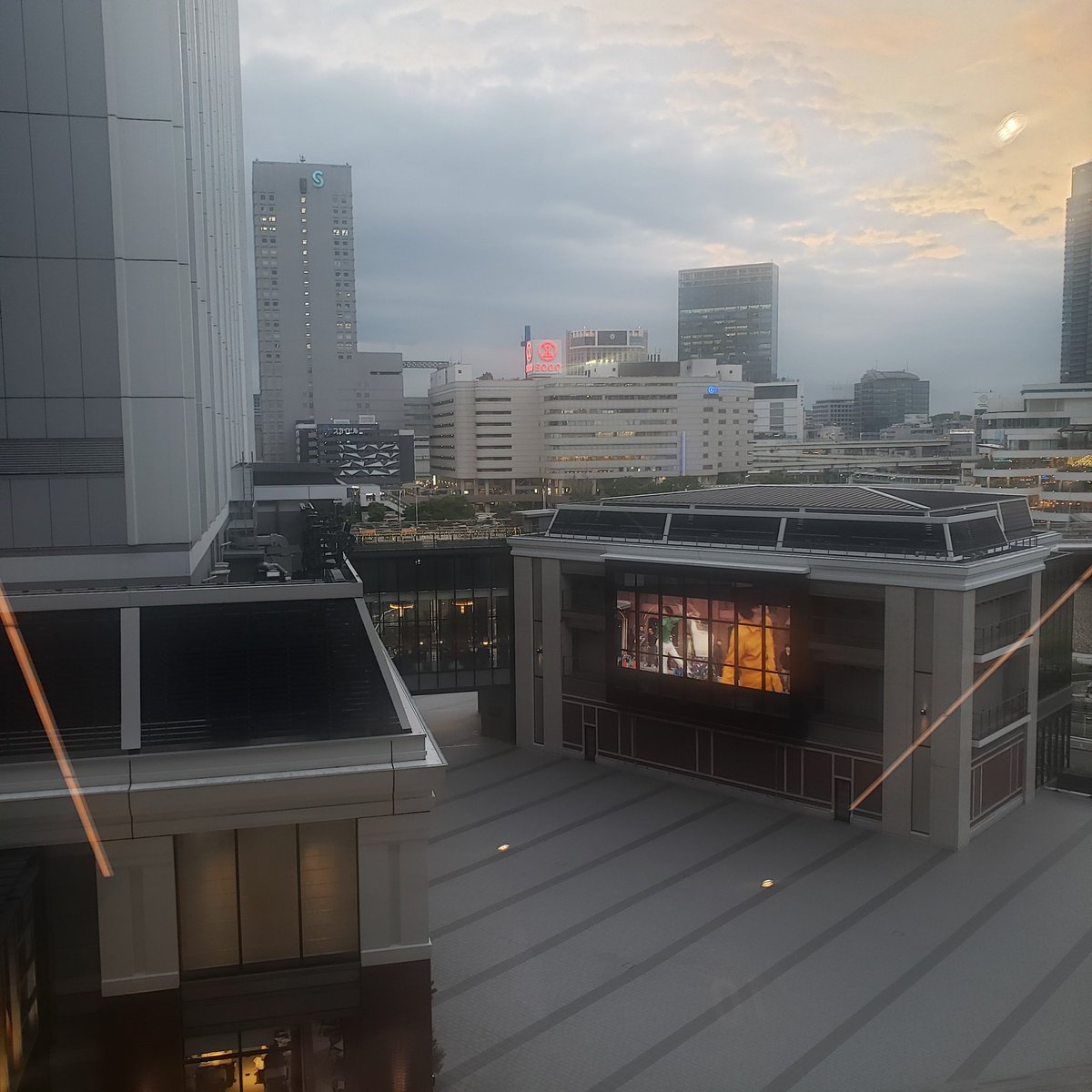 yossan's tweet photo. 昨日は関内バックギャモンの会 Kアリーナ Arena Bar 7に初めて参加しました。こんな景色の素晴らしい場所で遊べて楽しかった。新規参加者にもとてもウェルカムです。 https://t.co/GzmnJTF54r