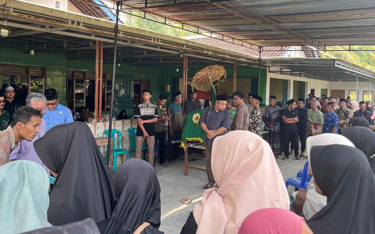 pendim0731's tweet photo. Babinsa Salamrejo Koramil 07/Sentolo Kodim 0731/Kulon Progo Sertu Arif Bustami, Selasa (23/6/2026), melaksanakan takziah untuk turut berduka cita dan mendoakan atas meninggalnya Almarhumah Ibu Hj.Musirah warga Padukuhan Salam, Kalurahan Salamrejo, Kapanewon Sentolo. https://t.co/S1p9UC4ljE