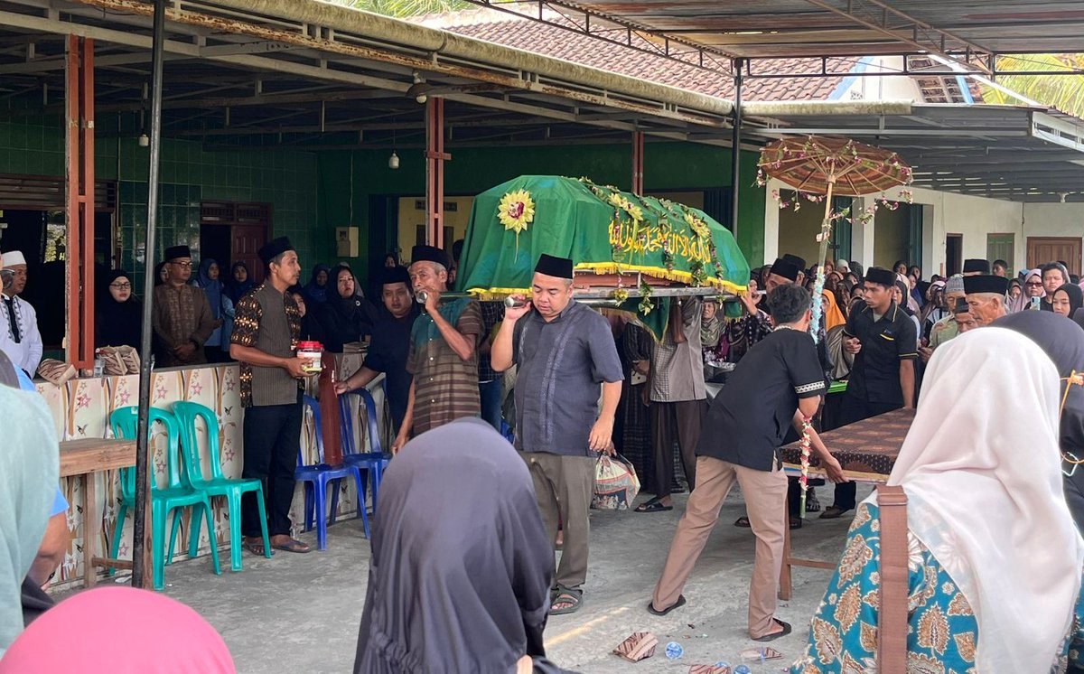 pendim0731's tweet photo. Babinsa Salamrejo Koramil 07/Sentolo Kodim 0731/Kulon Progo Sertu Arif Bustami, Selasa (23/6/2026), melaksanakan takziah untuk turut berduka cita dan mendoakan atas meninggalnya Almarhumah Ibu Hj.Musirah warga Padukuhan Salam, Kalurahan Salamrejo, Kapanewon Sentolo. https://t.co/S1p9UC4ljE