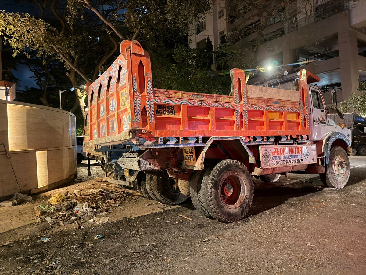 Technivirrus's tweet photo. @PoliceJuhu @MTPHereToHelp @mybmc @mybmcwardKW has bmc given the permission to block whole road?
I have been complaining since so many days about trucks n tempos being parked haphazardly on 5th road.. Ns road no 5, juhu, near varsha building.. https://t.co/U7DT0tBg3x