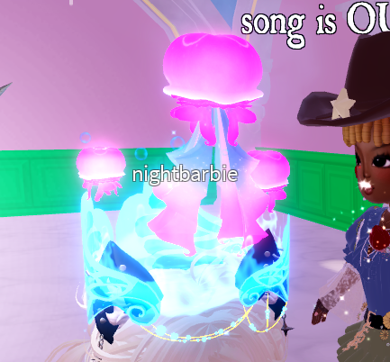 iammacc_'s tweet photo. BARBIE HAS THE NEW HALO!!!!!!!! https://t.co/qD3eEnv9AS