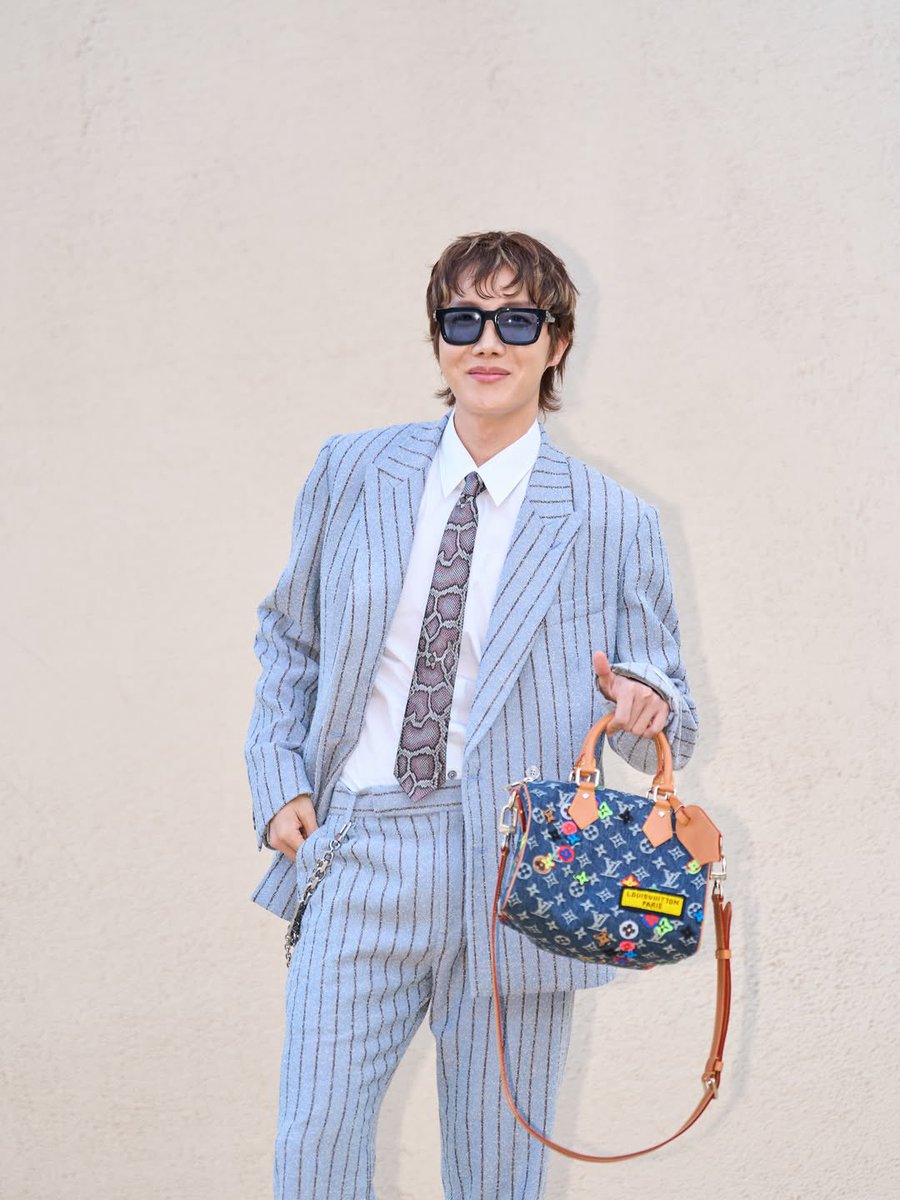 btsarmy_peru's tweet photo. [IG] @BTS_twt 

Nuevas fotografías #JHOPE desde el evento Louis Vuitton Men’s SS27, capturadas por el fotógrafo Jeff Linhsuan (pt.1) 📸

🔗: https://t.co/Ne7hynH7gQ

FACE OF LOUIS VUITTON J-HOPE
FASHION MVP J-HOPE RETURNS 🔥💜
#jhope #jhopexLouisVuitton #jhopexLVMenSS27 #LVMenSS27

Cr. chihsuanlin_
💛