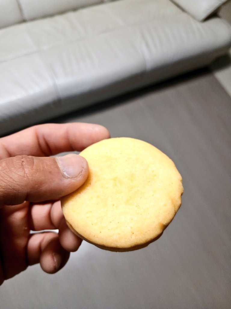 Nally5658's tweet photo. 今日のおやつは『れん乳ケーキ』🍰🥞食べてみたら一口目から、モロに口の中にれん乳の甘さが広がって、生地のしっとり感とめちゃめちゃえぇ感じにマッチして…美味しかったです😋✨
#お菓子大好き #お菓子大好きなおっさん #おやつ #MORINAGA #森永製菓 #森永 #れん乳ケーキ #甘い https://t.co/4bJoF2jjdw