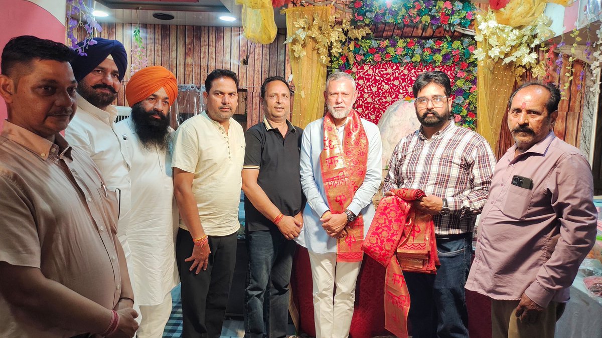arvindkhannaoff's tweet photo. हर हर महादेव 🙏🏻

ਸ਼੍ਰੀ ਅਮਰਨਾਥ ਸਵਾਮੀ ਲੰਗਰ ਸੇਵਾ ਸਮਿਤੀ ਸੰਗਰੂਰ ਵੱਲੋਂ ਸੁਨਾਮੀ ਗੇਟ, ਸੰਗਰੂਰ ਵਿਖੇ ਕਰਵਾਈ ਗਈ ਸ਼੍ਰੀ ਪ੍ਰਭੂ ਸ਼ਿਵ ਜੀ ਦੀ ਪਾਵਨ ਆਰਤੀ ਵਿੱਚ ਸ਼ਾਮਲ ਹੋਣ ਦਾ ਸੁਭਾਗ ਪ੍ਰਾਪਤ ਹੋਇਆ। ਇਸ ਦੌਰਾਨ ਭੋਲੇਨਾਥ ਜੀ ਦਾ ਆਸ਼ੀਰਵਾਦ ਪ੍ਰਾਪਤ ਕਰਦਿਆਂ ਸਰਬੱਤ ਦੇ ਭਲੇ ਅਤੇ ਖੁਸ਼ਹਾਲੀ ਲਈ ਅਰਦਾਸ ਕੀਤੀ। ਸ਼ਰਧਾਲੂਆਂ ਦੀ ਅਟੁੱਟ ਸ਼ਰਧਾ ਅਤੇ ਭਗਤੀਮਈ ਮਾਹੌਲ ਨੇ ਮਨ ਨੂੰ ਅਦਭੁੱਤ ਸ਼ਾਂਤੀ ਅਤੇ ਆਨੰਦ ਨਾਲ ਭਰ ਦਿੱਤਾ।