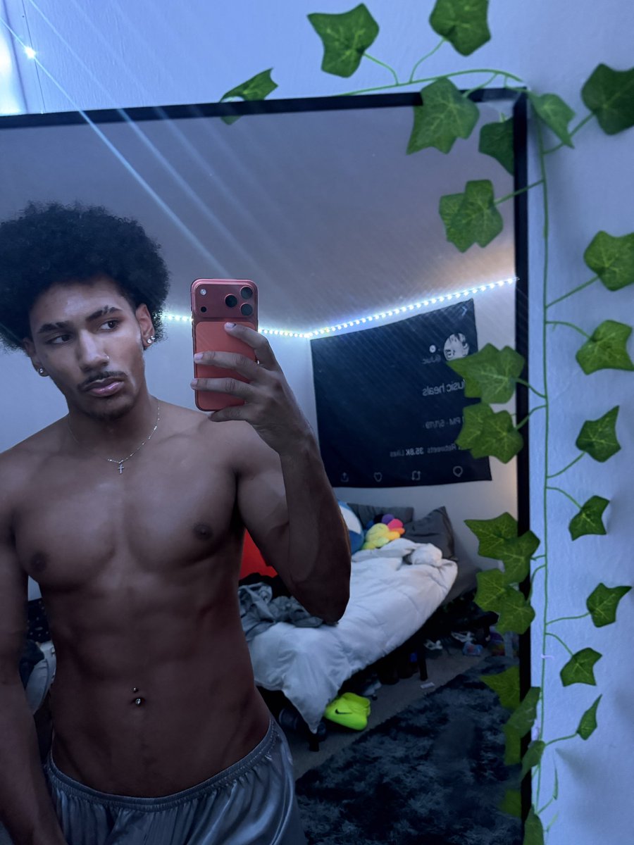 bxrton's tweet photo. Who tryna get put to sleep? 🥱
#chudai #mlm #lightskin #college https://t.co/9e5tf9gVDs