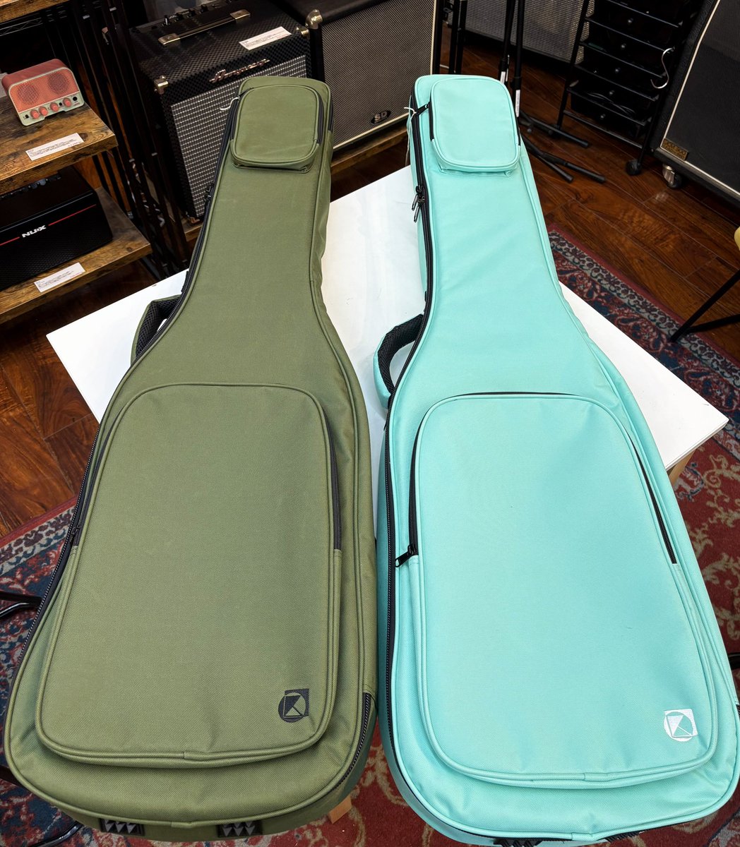 Tied_Music's tweet photo. オープンしてます！

かわいいカラーのギグバッグ KIKUTANI GVB-10の
ベース用が2色入荷してます🟩🩵

シンプルなデザインですが、大きい方のポケットは
深めの作りになっていて嬉しいポイントですよ❕

楽器をしっかり守ってくれて、持ち運ぶ時も
ポップなカラーのアイテムで気分が上がりますよ❗️ https://t.co/OycFvBbA3X