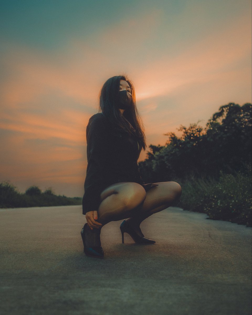 VeraHTW's tweet photo. The sun goes down, painting the sky in warm gold and rose. May this sunset heal your day. 🌆 https://t.co/vv5WNqGhOk