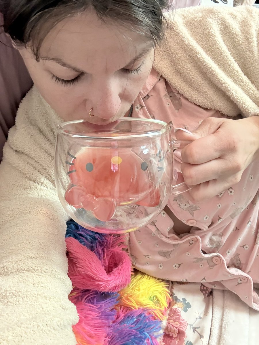 foxy_baking's tweet photo. Enjoying my tea before bed
#teatime #pjtime #pyjamas #thighs https://t.co/eBCDX4LguO