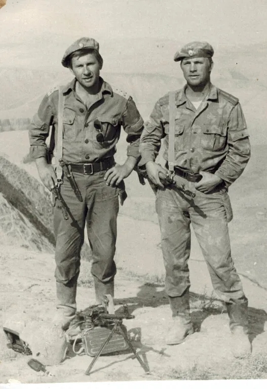 officer_bell's tweet photo. Soviet Kerki Air Assault Maneuverg Group officers wearing PSH-77 borrowed from KGB Alpha.
 They wear border guard uniform and shortened Kirza boots. The guy in the first pic has improvised Berezka shoulder straps.
 Note: Kerki Air Group is a part of Border Guard.
- alpha_group https://t.co/uUoO6mB1RA