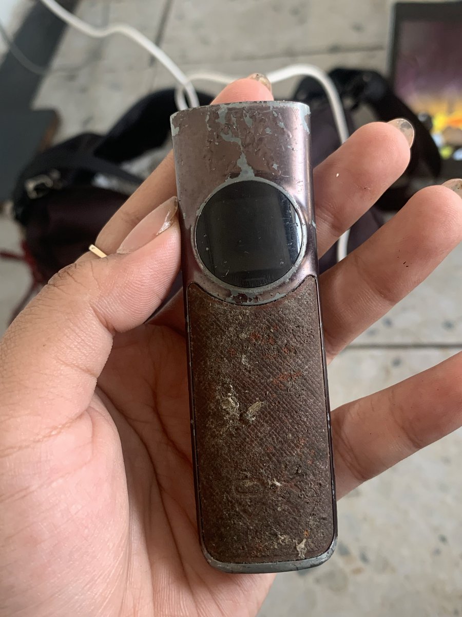 graccianei1's tweet photo. Nemu ini, tapi masih idup di cas juga idup tapi layarnya kaya rusak (kalo hp kaya kebentur yanh ta hem jadi warnanya pecah), kek gini bisa idup ga ya https://t.co/AQER4orgb8
