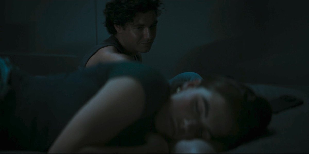 alliecatkay's tweet photo. garrett moving to the floor when he woke up in bed w/ hannah at the party, and not sleeping under the covers when she came back to his drunk. green flag! green flag! https://t.co/Ayg6Qn1cy4
