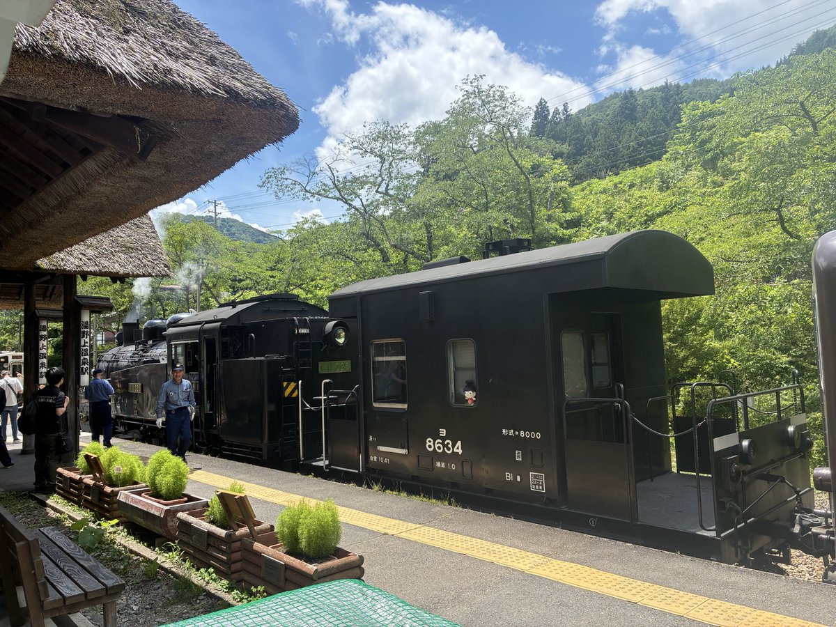 jza70_ken's tweet photo. ＳＬ大樹「土津」試運転
湯野上温泉駅でお見送り🫡 https://t.co/TCIiDxsgWx