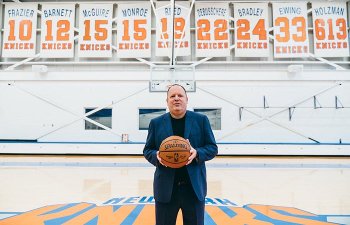 OzJournalist's tweet photo. #ReporteKnicks

Luego de tres canjes en la primera ronda del Draft de la #NBA, los #Knicks convirtieron el pick 24 en cinco selecciones de segunda ronda y dinero en efectivo.

Además, se ahorran el impacto salarial de una selección de primera ronda para la siguiente temporada. https://t.co/h93683UAVz
