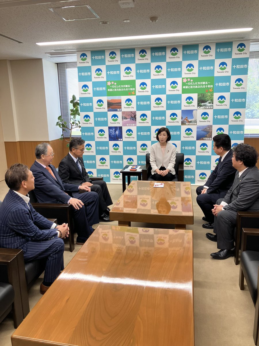 TowadacityMayor's tweet photo. 6月24日十和田八甲ロータリークラブ様より、チャリティーゴルフコンペ参加者の皆様のご芳志100,000円を十和田市子ども夢チャレンジ基金へご寄付いただいきました⛳️

この基金は小中学生のスポーツ・文化活動の全国大会出場等を支えるものです。
夢に向かって頑張る子どもたちのために大切に使わせていただきます😊

 #十和田市 #十和田八甲ロータリークラブ #子ども夢チャレンジ基金