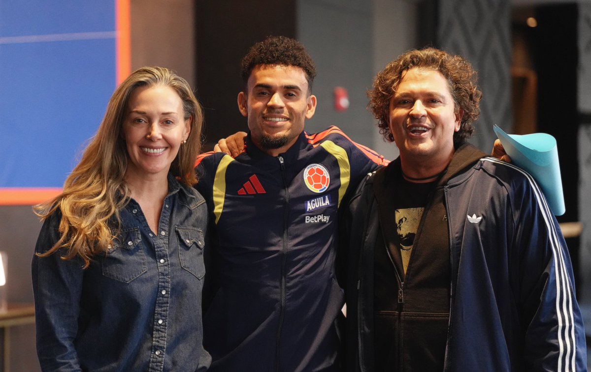 carlosvives's tweet photo. ¡Sí sí sí! Este amor es tan profundo, somos la fiebre amarilla que se riega por el mundo. ¡Sí sí sí! Es mi canto vagabundo que ya tengo la repisa para la copa del mundo🙌🏼⚽️

¡Vamos Colombia!❤️🇨🇴 @FCFSeleccionCol https://t.co/mwKGQh8MhE