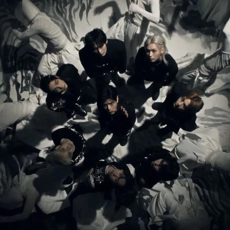 Sashaxm8's tweet photo. @billboardskz @Stray_Kids Let's go VAMOS!!! 🔥🔥🖤🤍
#THIS_AND_THAT #RUN_IT #StrayKids_RUN_IT_OutNow https://t.co/cpIDfdKp0w