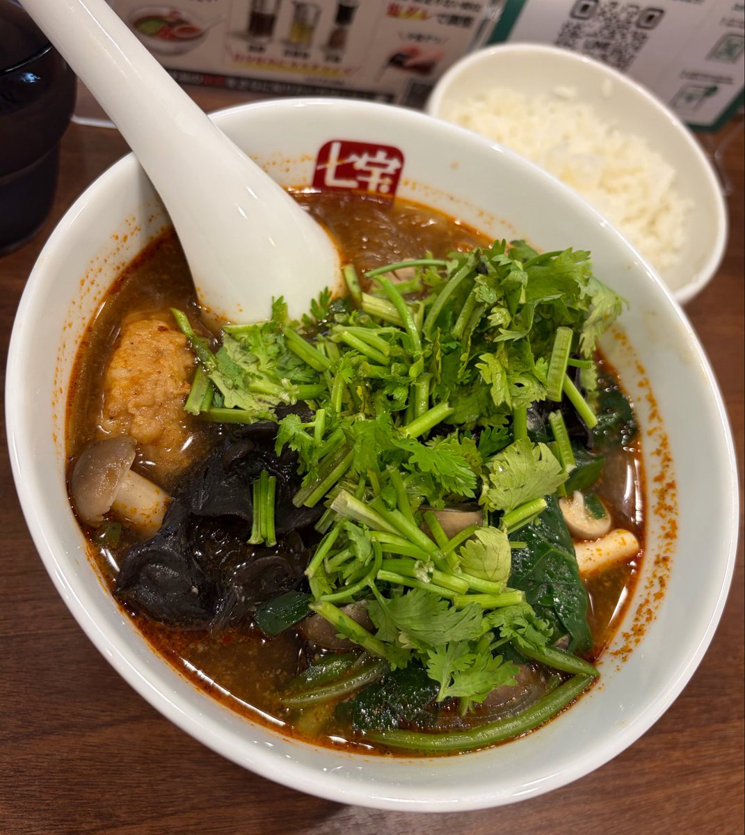 Yuta110Tokyo's tweet photo. 七宝麻辣湯西葛西店/江戸川区
七宝麻辣湯（基本セット）デフォルトスープ＋春雨（3辛）＋後のせパクチートッピング＋ライス小
週末健康診断が控えてるので今週はノーラーメン…仕事で新木場〜葛西移動途中西葛西に出来た七宝麻辣湯でお昼御飯でした🍜🌿
野菜と春雨たっぷりでダイエッターには有難い🙏🏻基本スープはスパイス効いてますが西葛西卍力にめちゃ似てる🤔…ニンニクや生姜に花椒油/黒酢で味変して完食‼︎御馳走様でした🙇‍♂️