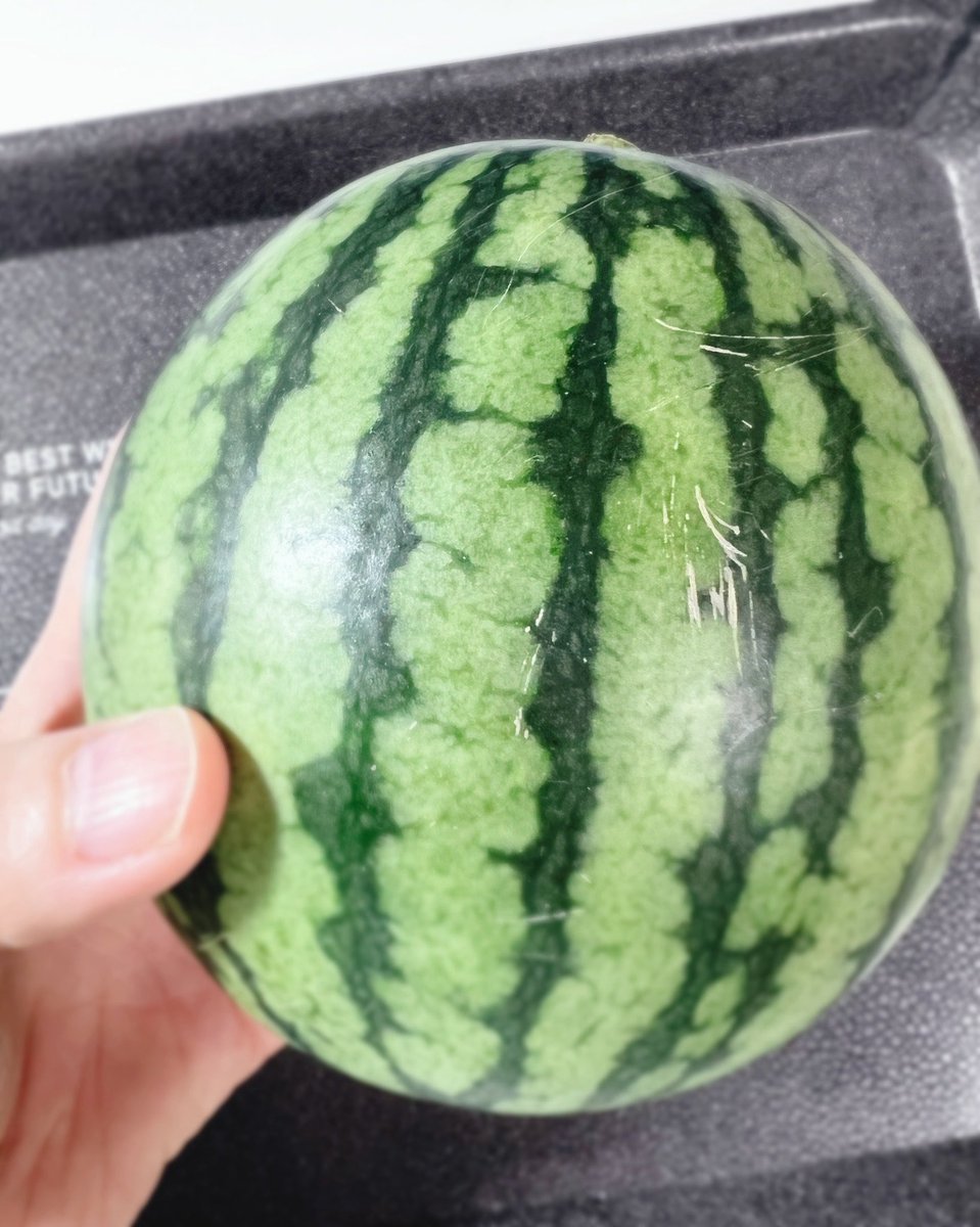 nyuskaworks's tweet photo. 今回彫ったのは、手のひらサイズの「ミニ小玉スイカ」です！頭痛が痛いみたいな名前だけど🤣小さくて可愛いですよ🍉 https://t.co/6R2UdJdtmg