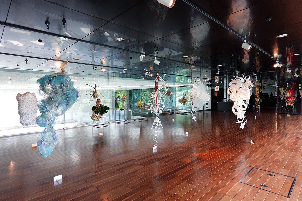 Ikebana_sogetsu's tweet photo. ＼いよいよ最終、5期展がスタート！／
【開催中】草月いけばな展「花のロンド」
2026年6月10日（水）〜25日（木）＠草月会館2階談話室

草月いけばな展「花のロンド」、本日6月24日（水）からは、いよいよ最終の5期目がスタートしました！

本展「花のロンド」では、自らの思いを自在に描き出す「自由花」と共に、特別テーマ「ゆらぎの調べ」（吊り作品、壁作品）が会場を彩ります。
ぜひ、草月ならではの創造性あふれるいけばなの饗宴をご体感ください。

🌿家元作品：草月会館正面入口前にて展示🌿

🌸会期：2026年6月10日（水）〜6月25日（木）
5期：6月24日（水）・25日（木）

🌸場所：草月会館2階 談話室（入場無料）
🌸詳細▶ https://t.co/DLtbaJQF1w