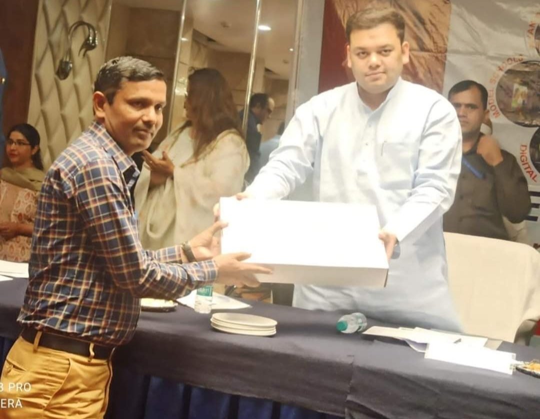 sarvestkumar's tweet photo. उत्तर प्रदेश सरकार के बेसिक शिक्षा मंत्री @basicshiksha_up माननीय श्री संदीप कुमार सिंह जी को जन्मदिन की हार्दिक बधाई।
हम आपके उत्तम स्वास्थ्य, सुदीर्घ एवं यशस्वी जीवन की मंगलकामना करते हैं। https://t.co/MTUmHeIAd9