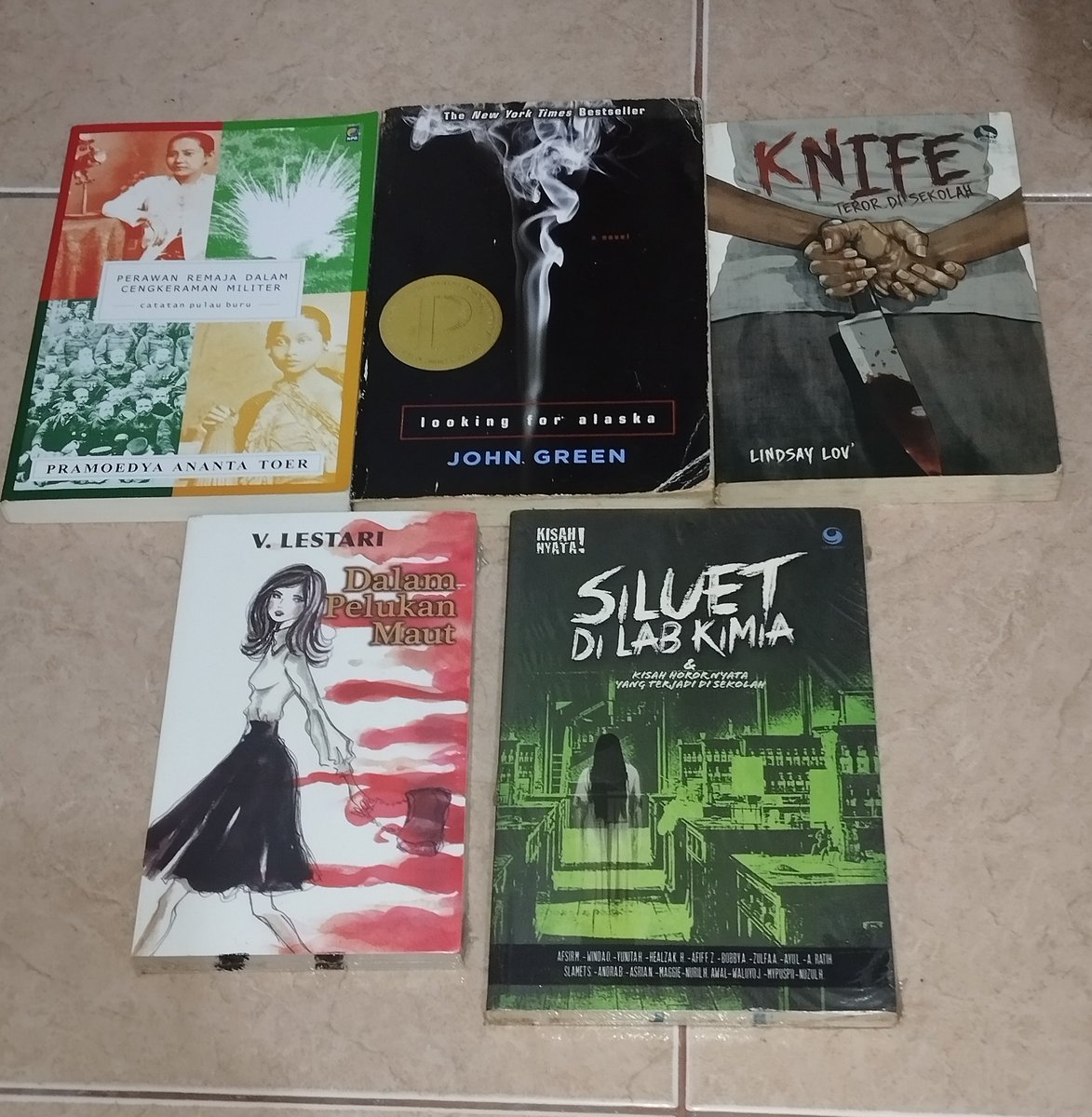 bersemiid's tweet photo. #WTS #zonauang #prelovedbuku
1. Perawan Remaja dalam Cengkraman Militer - Pramoedya Ananta Noer (45k)
2. Looking For Alaska - John Green (English) (15k)
3. Knife Teror di Sekolah - Lindday Lov' (15k)
4. Siluet di Lab Kimia (15k) 
5. Dalam Pelukan Maut - V lestari (20k)
Boleh Nego https://t.co/u69qboIfTr