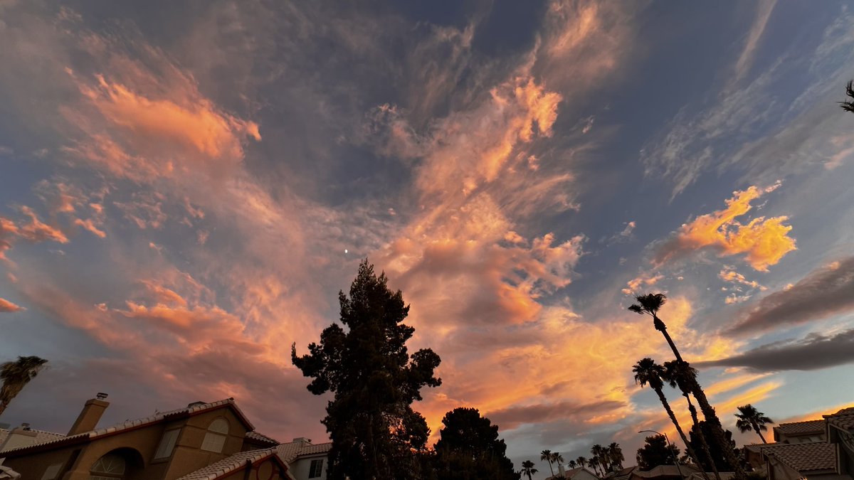 elguerolanchero's tweet photo. Amigos did you have a chance to take a moment to look up today. If not here’s is what you might have missed . Vegas colors and more #colors #lookup #vegas #sunset https://t.co/y8MsRoy5rf