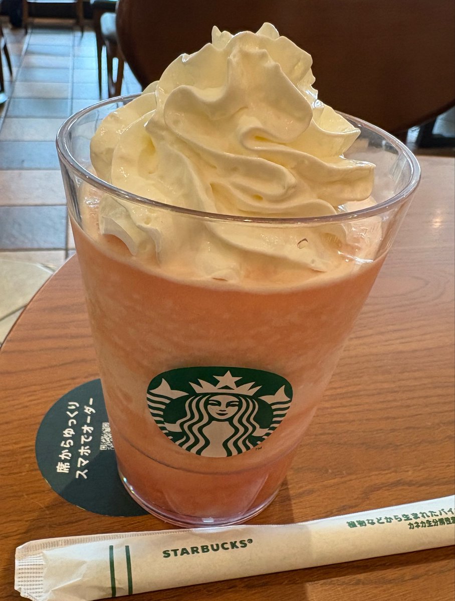 5_kn1's tweet photo. 痛い注射のあとのご褒美は今日からのピーチ＆ピーチミルクフラペチーノ🍑🍼

甘いけど美味しぃ〜😋
注射の痛かったのと雨で肌寒いの忘れてゴクゴク飲んでしまう〜

飲んでる間、咳も止まってました🤣 https://t.co/EMEun6A5nh