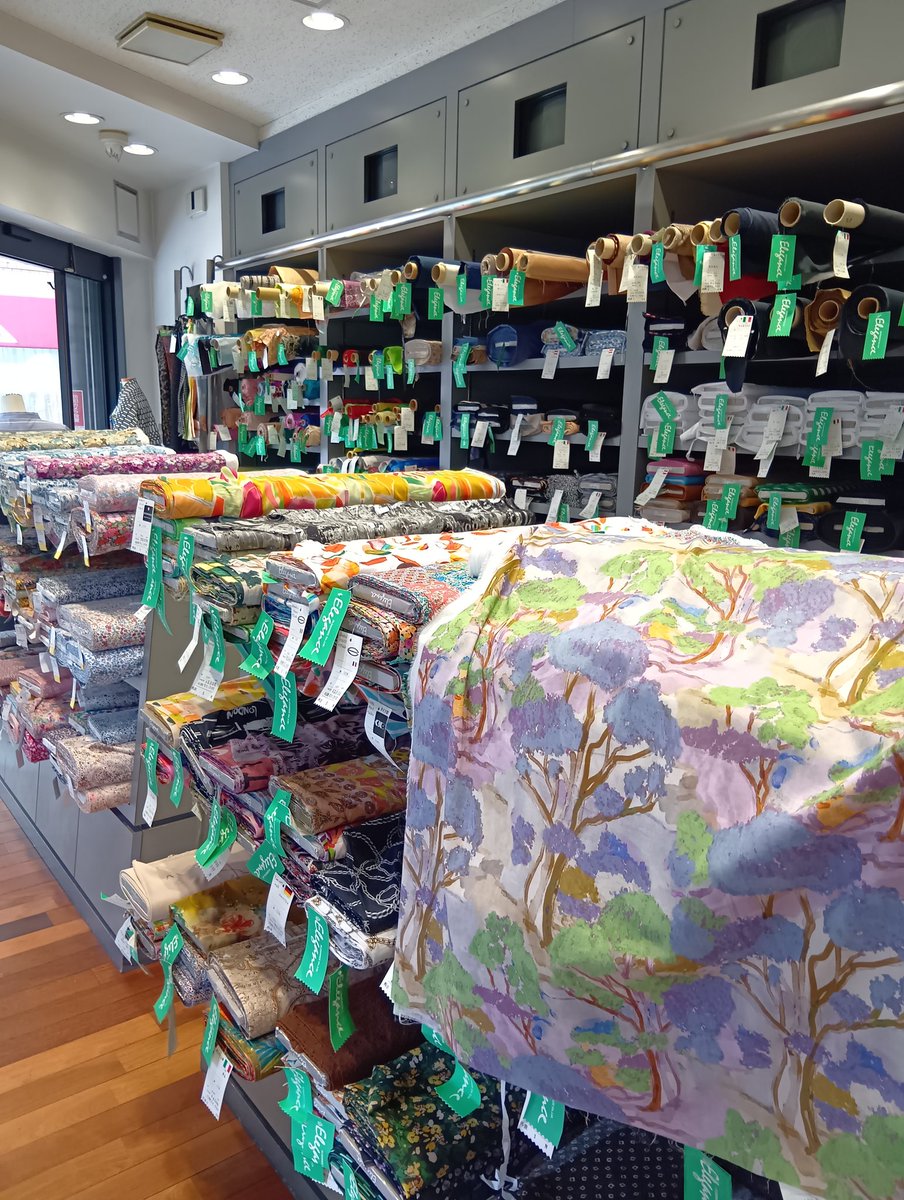 Ni_Concierge's tweet photo. #日暮里繊維街 の #エレガンス さんでは、 大人気「#Liberty」のニット生地を手に入れることができます💐

インポートのプリント生地も、絵画のようで素敵💗
涼しげで夏のワンピースにぴったり👗🍃
2階3階には冬物生地もあり、ツイードが人気だそう！
お気に入りの生地を見つけに行ってみてください🥰 https://t.co/8Wzydc8KaZ