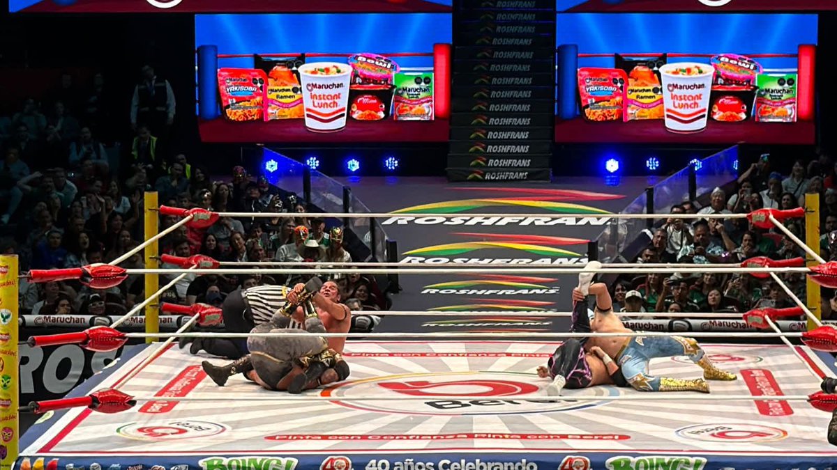 LaTijeraLucha's tweet photo. Se cierra el “martes de Arena México” con una batalla estelar espectacular con una gran dupla formada por #MáscaraDorada y #VoladorJr, quienes al grito de 🎶esto es lucha🎶, hicieron pedazos a sus contrincantes #ElPhantasmo y #BlackTiger en una gran noche de lucha libre🔥🇲🇽 https://t.co/D2PsinhpOI