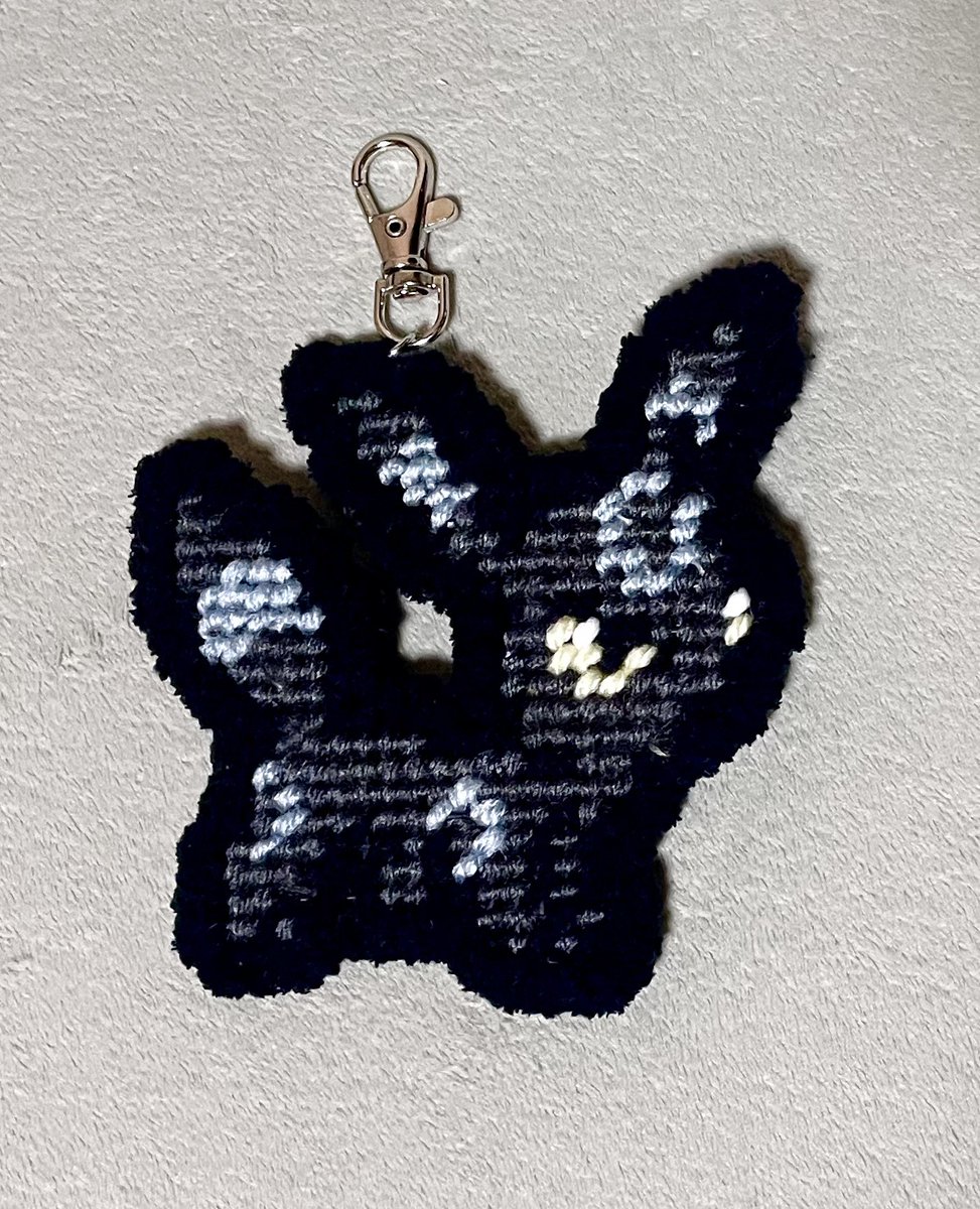 m_getchu__'s tweet photo. 暇な時にドット絵のキーホルダーも編み編みしてます。
色違いのあみぐるみえるちゃんも見てください。 https://t.co/TeEQov2Dc9