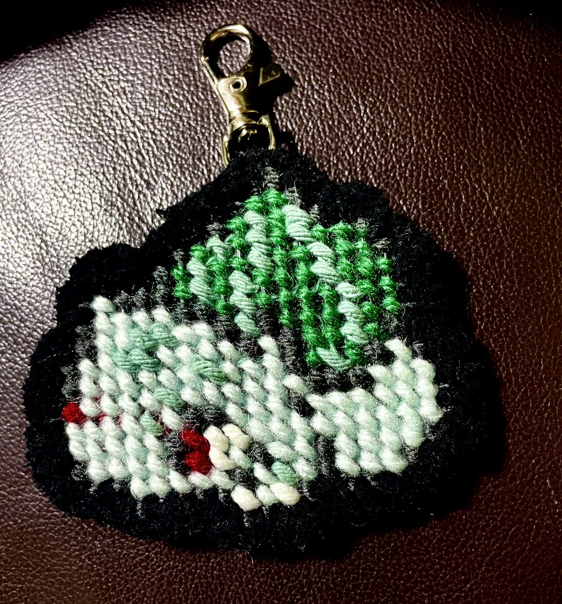 m_getchu__'s tweet photo. 暇な時にドット絵のキーホルダーも編み編みしてます。
色違いのあみぐるみえるちゃんも見てください。 https://t.co/TeEQov2Dc9