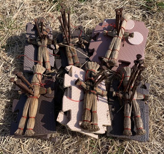 A8ltF3C7rp92643's tweet photo. ある日の防塵挺身隊。呪いの藁人形が50体以上。もちろん、呪われても良いので回収しました。それにしてもこんな事をする人がいるんですね。 https://t.co/s7VS2Opquk