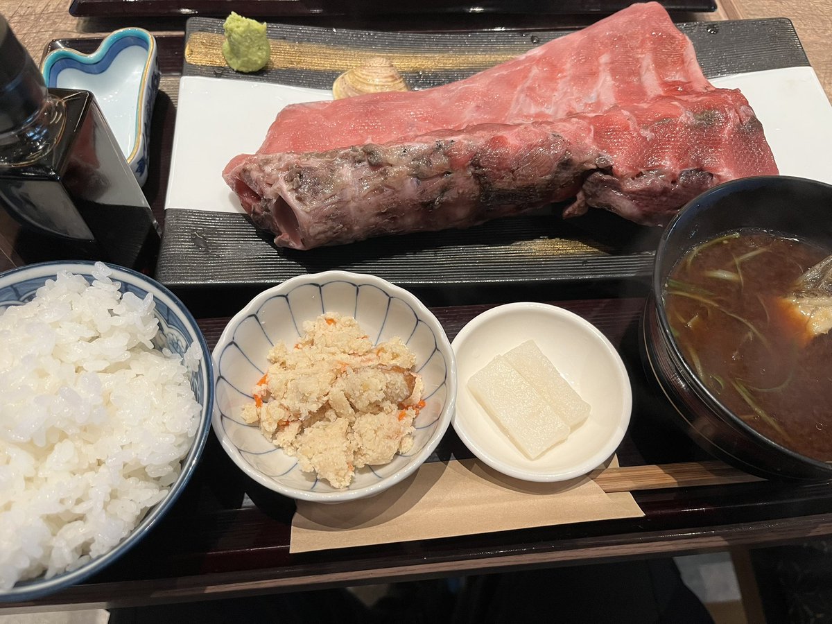 TomatoGunso0701's tweet photo. 上司「軍曹くん最後だから飯いこうか」
軍曹「ぜひ！」
？？？？？
人生で1番マグロ食ったｹﾞｯﾌﾟ(*´３｀)-з https://t.co/49CCY1j0z0