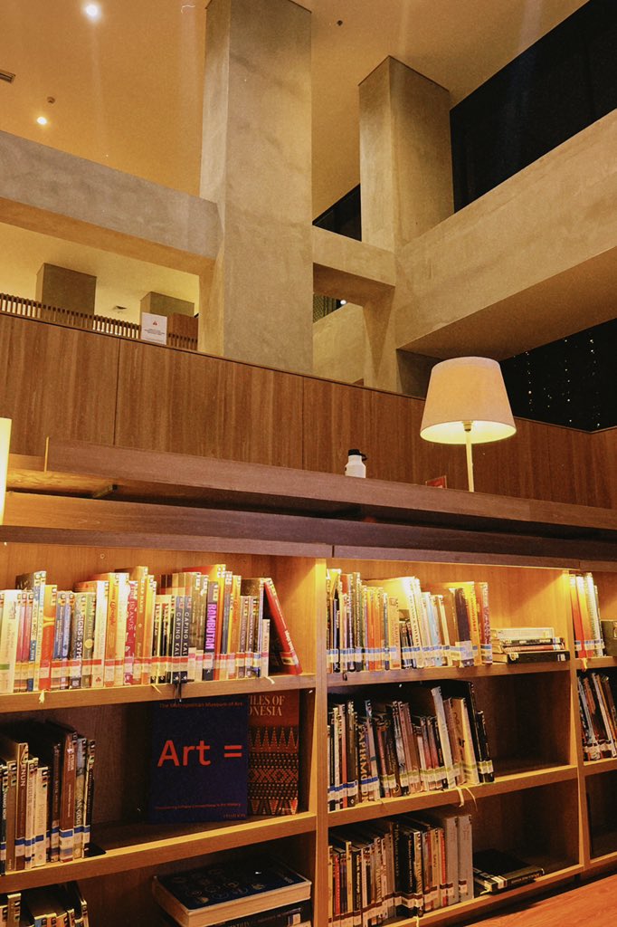 nutymooon's tweet photo. perpustakaan paling sering aku datengin📚✨

menurutku ini salah satu perpustakaan dengan buku terlengkap tapi masih make sense buat diputerin seharian!

📍 Perpustakaan Jakarta, Cikini. https://t.co/3CWt371XDY