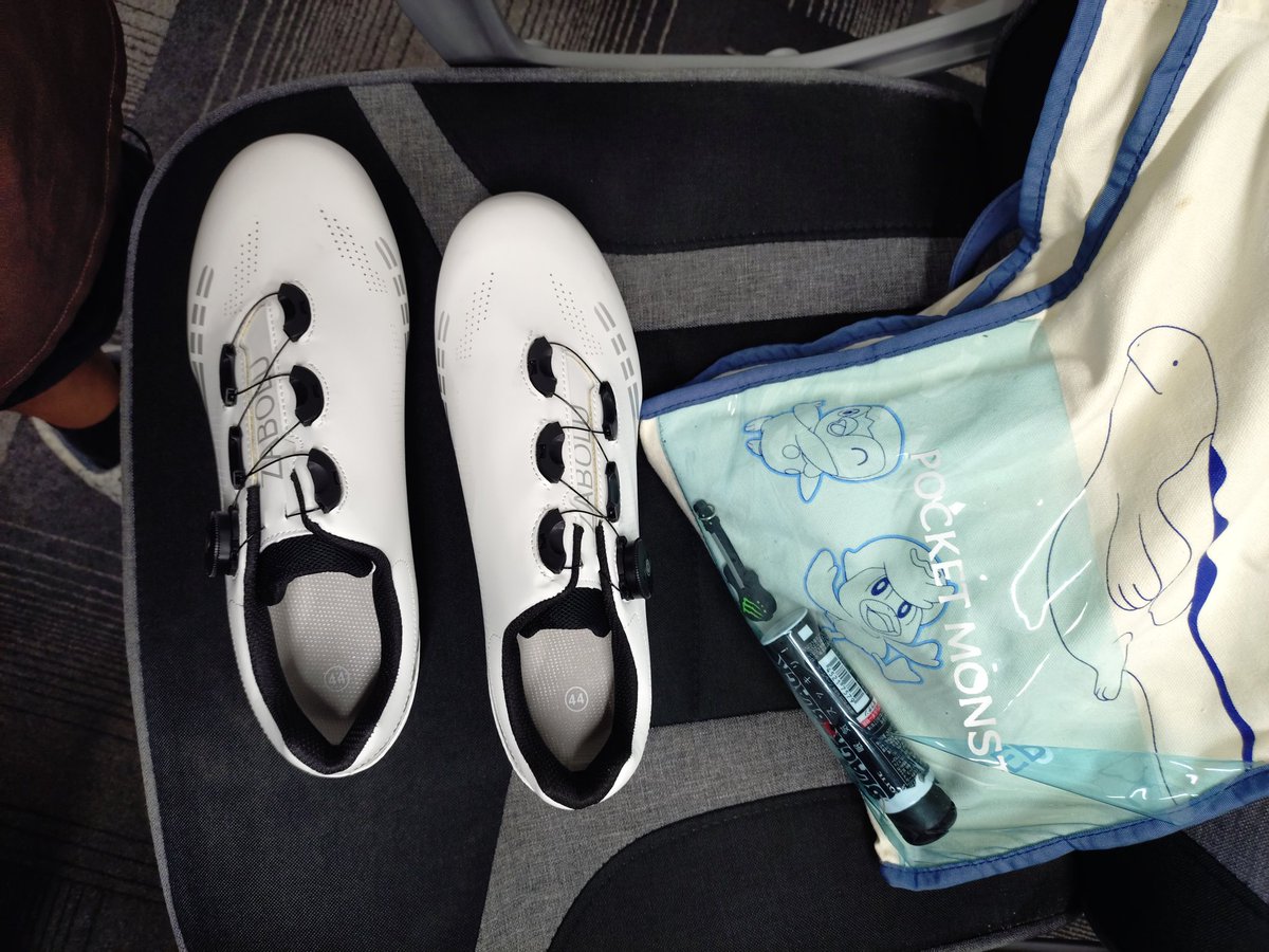 buisandayoooo's tweet photo. 家出る直前にシューズ届いてるの気づいて回収。今まで使ってた方はクリート外してみたらビス穴関係なく真ん中までヒビ入ってたwww https://t.co/novdnrtNEn