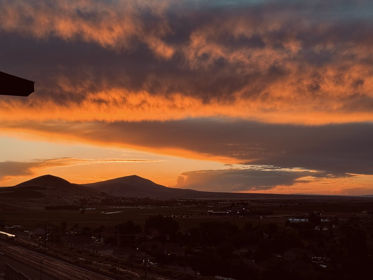 sillyprilly's tweet photo. Tonight’s sunset, 30 minutes apart 

📍 somewhere in Washington state https://t.co/HzROKcMkUo