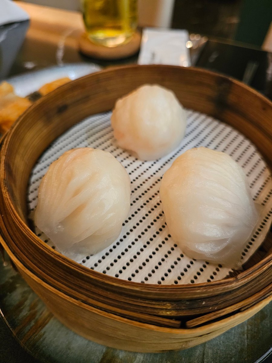 TTOOPPTTTOOOPPP's tweet photo. ใกล้เที่ยงแล้ววว...มาทานติ่มซำกันค่ะ 🤤

พวกนี้เป็นร้านติ่มซำในกทMalls โนหนึ่ง โนสอง โนสาม และ โนสี่ตามลำดับสำหรับเรานะคะ

Fei ya - โรงแรมเรเนสซอง มาตรฐานดีมากๆ ชอบทุกเมนูติ่มซำ เป็ดปักกิ่งโนหนึ่งไม่เป็นรองใคร

Hei Yin - เกสรพลาซ่า โมเดิร์น ฟิวชั่น รสชาติดี แต่ราคาแรงสุดใน 4 ร้านนี้

China Place - ถนนเศรษฐศิริ บ้านๆ กินง่ายๆ เมนูดูธรรมดา แต่ของดี ของแน่น เต็มปากเต็มคำ ราคาน่ารักสุดในนี้

Hongbao - สุขุมวิท 39 สาขาเยอะ หากินง่าย รสชาติกลางๆ แต่ได้ฟีลเซฟโซนถ้าอยากกินติ่มซำในห้าง

เพื่อนๆชอบกินร้านไหนมาแล้วบ้างคะ? มาแชร์กันๆๆๆ แล้วมีร้านไหนอยากป้ายยาเพิ่มเติม มาป้ายยาเพิ่มได้เลยนะคะ พร้อมมม!!! 🤣

#ติ๊กฟ้า
#วันนี้ชาวติ๊กฟ้ากินข้าวกับอะไร 
#วันนี้ชาวติ๊กฟ้ากินอะไร