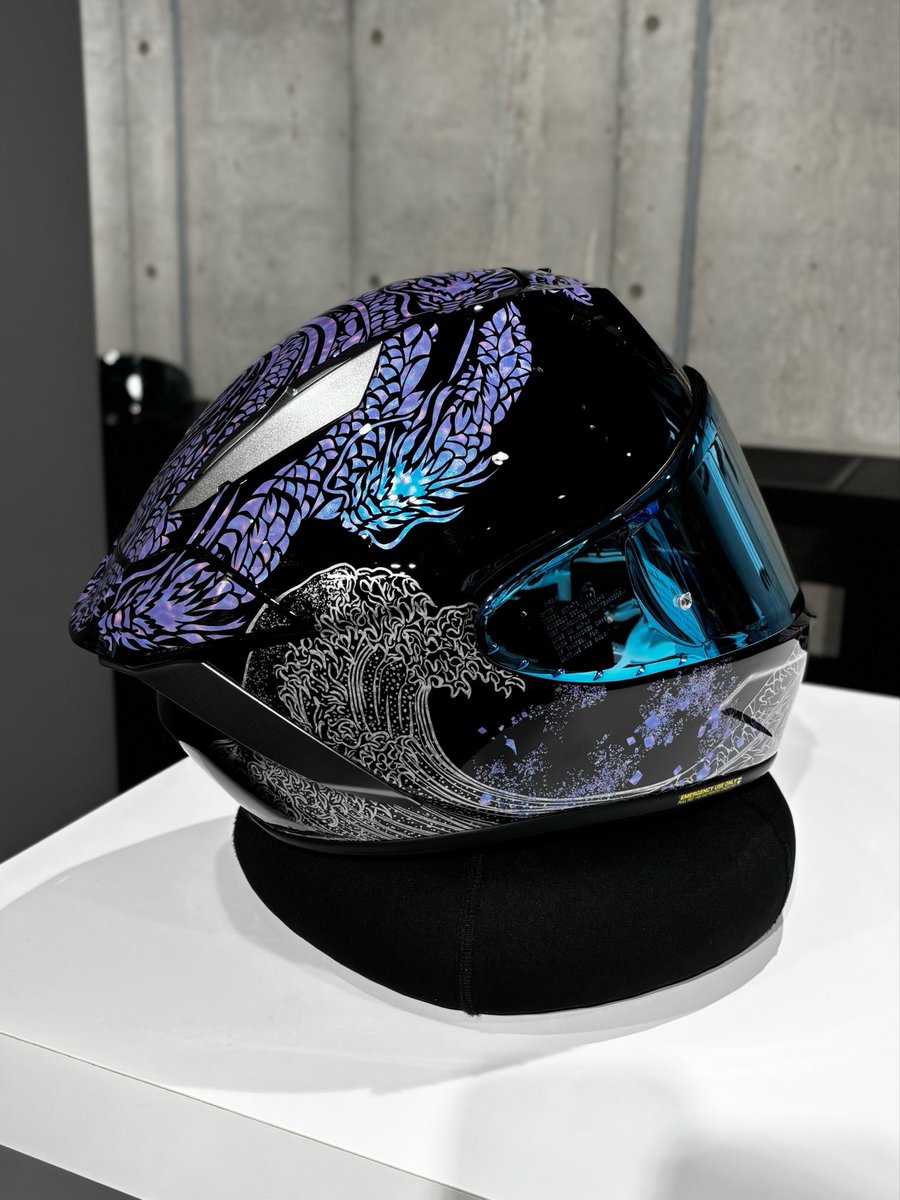 SHOEI_FUKUOKA's tweet photo. 【X-Fifteen OROCHI】
2026年6月26日発売開始
COLOR：TC-10 (BLACK/BLUE)
メーカー希望小売価格：95,700円(税抜価格87,000円) 
SIZE：XS/S/M/L/XL/XXL￼

#shoei #shoeigallery #xfifteen https://t.co/13w745loZY