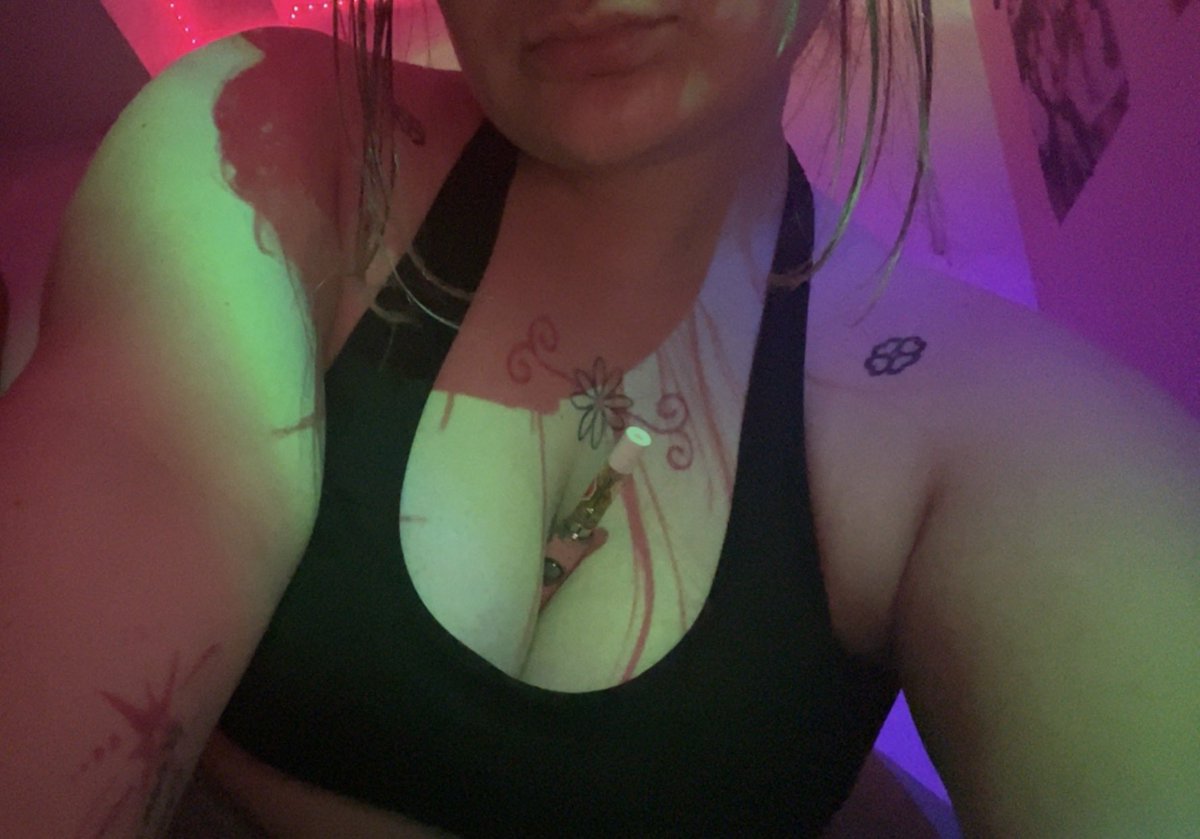 MimiB1tch_'s tweet photo. Intro!!!
#nsfwtwt #nsfw 
I’m Mimi
- 24
- 5’6
- she/her
- bisexual 
- switch 
- BBW
I think my dms are open but I don’t promise I’ll answer lol https://t.co/reBJiQNZq3